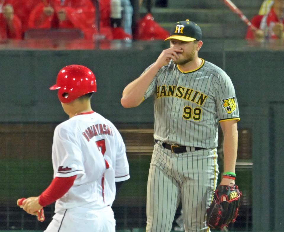 　４回、床田に適時二塁打を打たれ、堂林（手前）の生還を許すビーズリー（撮影・立川洋一郎）