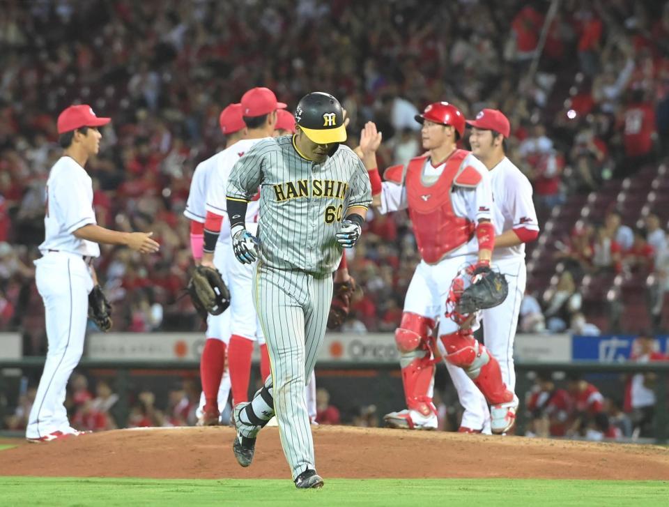 　９回、最後の打者となり、完封を喜ぶ床田（右端）らを横目にベンチに戻る小野寺（撮影・高部洋祐）