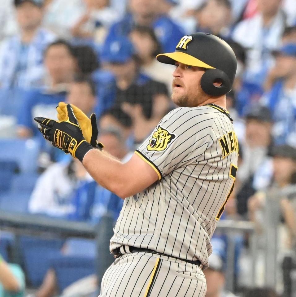 １回、先制適時打を放ち、手を叩いて喜ぶノイジー（撮影・高部洋祐）