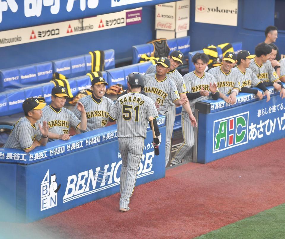 １回、先制の生還をした中野（５１）を迎える岡田監督（左から３人目）ら（撮影・出月俊成）