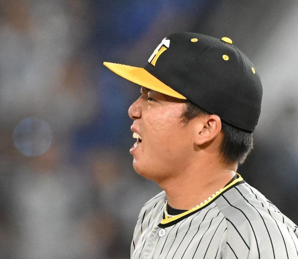 ４回、宮崎に同点ソロを浴び、顔をしかめる村上（撮影・高部洋祐）