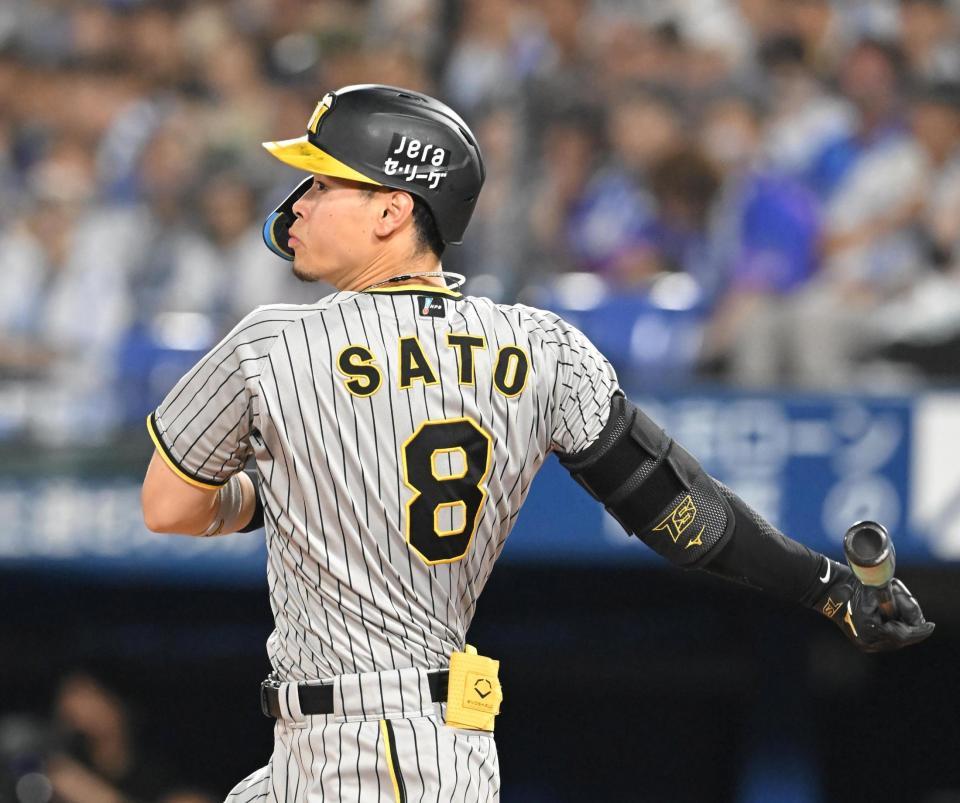 ７回、左前打を放つ佐藤輝（撮影・高部洋祐）