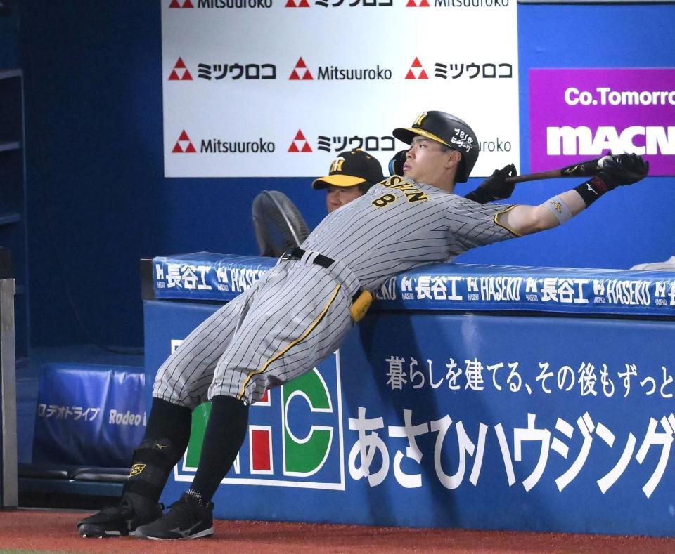 ７回、ベンチ前でストレッチする佐藤輝（撮影・堀内翔）