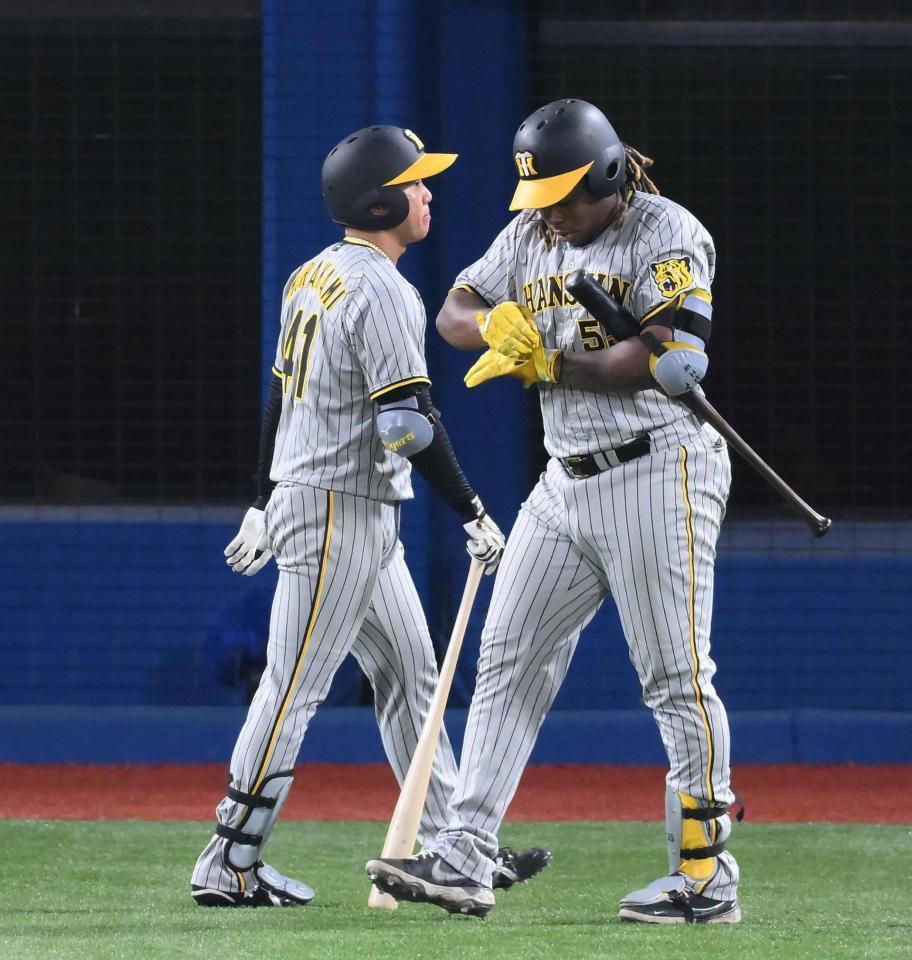 ７回、村上の代打にミエセス（右）が送られる（撮影・堀内翔）