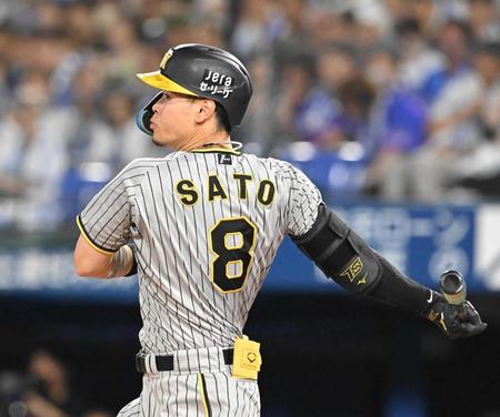 　７回、左前打を放つ佐藤輝