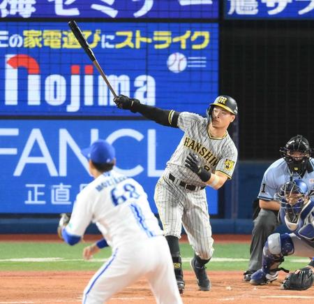 　９回阪神１死、佐藤輝が右前打を放つ
