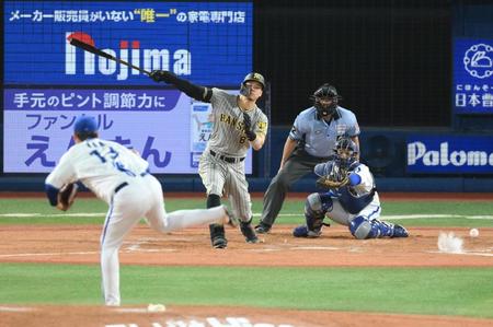 　８回、佐藤輝が内野安打を放つ（撮影・堀内翔）