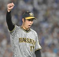 　５回、ピンチを切り抜けガッツポーズを決める青柳（撮影・高部洋祐）