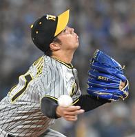 　力投する青柳（撮影・高部洋祐）