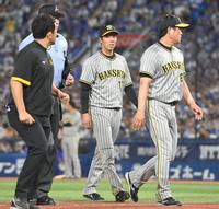 　６回、ベンチに下がる青柳（中央）＝撮影・高部洋祐