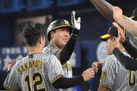 　９回、ソロを放ちナインとタッチを交わす大山（中央）＝撮影・高部洋祐