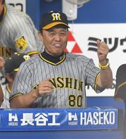 　８回、５点目が入り、笑顔でガッツポーズの岡田監督（撮影・西岡正）