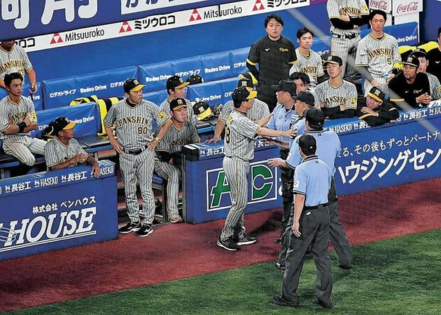【写真】阪神・岡田監督の猛抗議中に見せた選手の熱量　にじむチームの一体感