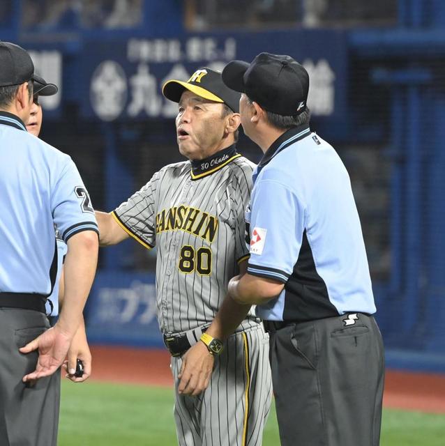 【写真】遺恨？ 審判団と握手をせずにベンチに引き揚げる阪神・岡田監督