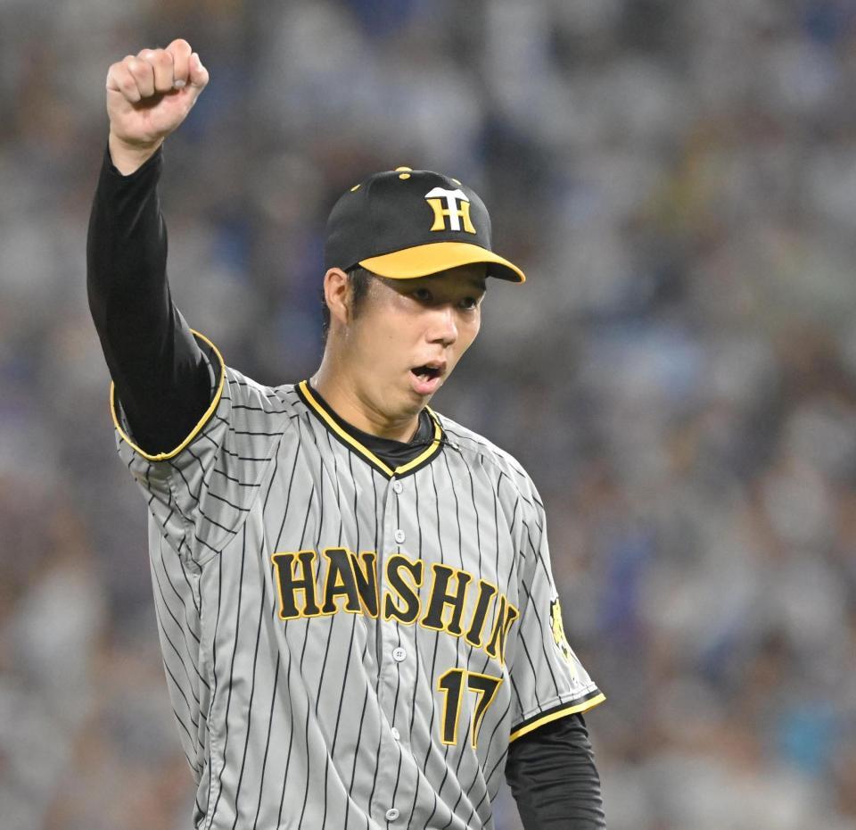 　５回、ピンチを切り抜けガッツポーズを決める青柳（撮影・高部洋祐）