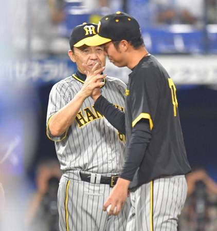 　５勝目を挙げた青柳（右）を迎える岡田監督（撮影・西岡正）