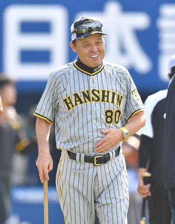 　試合前練習で笑顔を見せる岡田監督（撮影・西岡正）