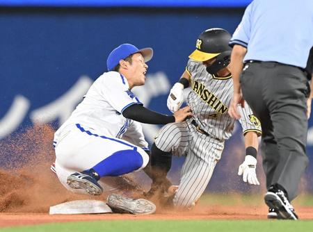 　９回、二盗を試みる熊谷（右）＝１８日