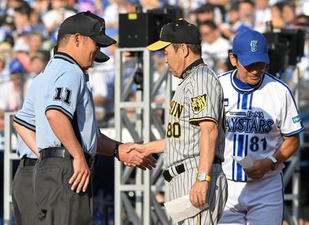 　試合前、審判団と握手を交わす岡田監督（撮影・高部洋祐）