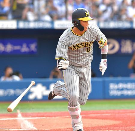 　２回、右翼線に先制二塁打を放つ木浪（撮影・西岡正）