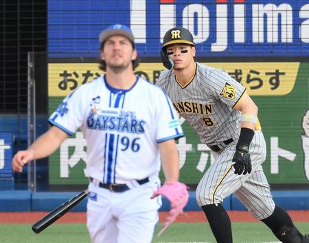 　２回、佐藤輝が中越えに二塁打を放つ（撮影・堀内翔）