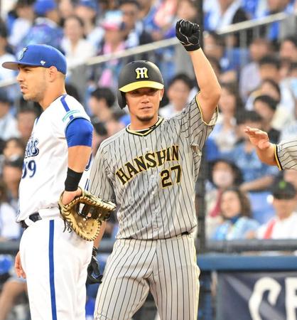 　４回、適時打を放ちガッツポーズを決める伊藤将（撮影・高部洋祐）