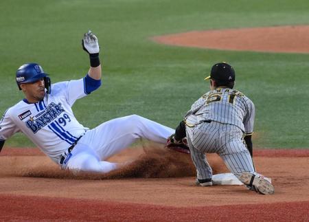 　４回、左前打を放ち二塁を狙うソトをタッチアウトにする二塁手・中野（撮影・堀内翔）