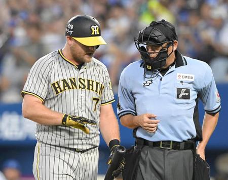 　５回、三振に倒れ、主審に不満をぶつけるノイジー（撮影・高部洋祐）