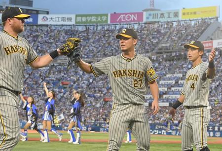 　４回、好返球を見せたノイジー（左）を迎える伊藤将（撮影・高部洋祐）