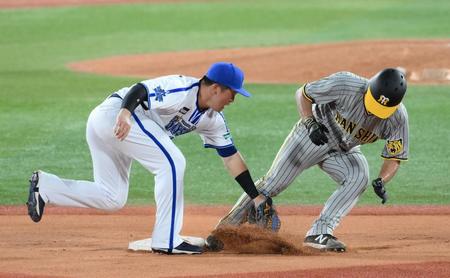 　７回、けん制球で帰塁する伊藤将。左は二塁手・牧（撮影・堀内翔）