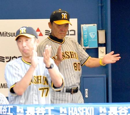 　２回、先制点に拍手する岡田監督（撮影・西岡正）
