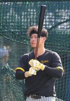 　打撃練習を行う佐藤輝（撮影・西岡正）