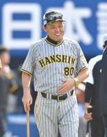 　試合前練習で笑顔を見せる岡田監督（撮影・西岡正）