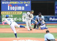 　２回、木浪が先制の適時二塁打を放つ（撮影・堀内翔）