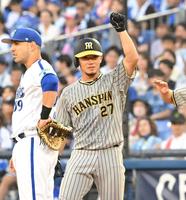 　４回、適時打を放ちガッツポーズを決める伊藤将（撮影・高部洋祐）