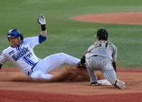 　４回、左前打を放ち二塁を狙うソトをタッチアウトにする二塁手・中野（撮影・堀内翔）