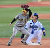 　４回、左前打を放ち二塁を狙うソトをタッチアウトにする二塁手・中野（撮影・堀内翔）