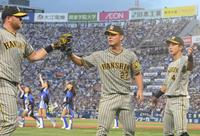 　４回、好返球を見せたノイジー（左）を迎える伊藤将（撮影・高部洋祐）