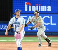 　７回、伊藤将が左前打を放つ（撮影・堀内翔）