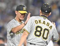 　完封勝利を挙げ、岡田監督（右）とタッチを交わす伊藤将（撮影・高部洋祐）