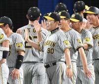 　試合後、伊藤将らナインを迎える岡田監督（撮影・堀内翔）