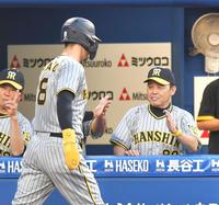 　４回、伊藤将の適時打で生還した佐藤輝（左）を迎える岡田監督（撮影・西岡正）