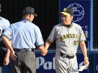 　試合前に審判団と握手する岡田監督（撮影・堀内翔）