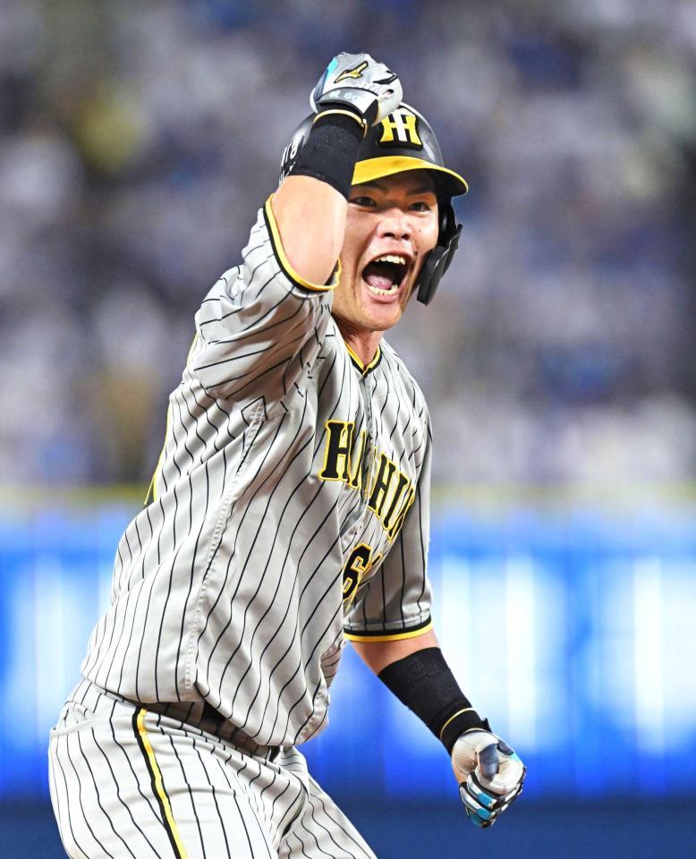 　６回、同点三塁打を放ち、ベンチに向かって雄たけびを上げる小野寺（撮影・高部洋祐）