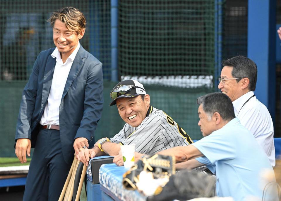 　試合前、談笑する（左から）鳥谷敬氏、岡田監督、川藤ＯＢ会長、百北球団社長（撮影・高部洋祐）