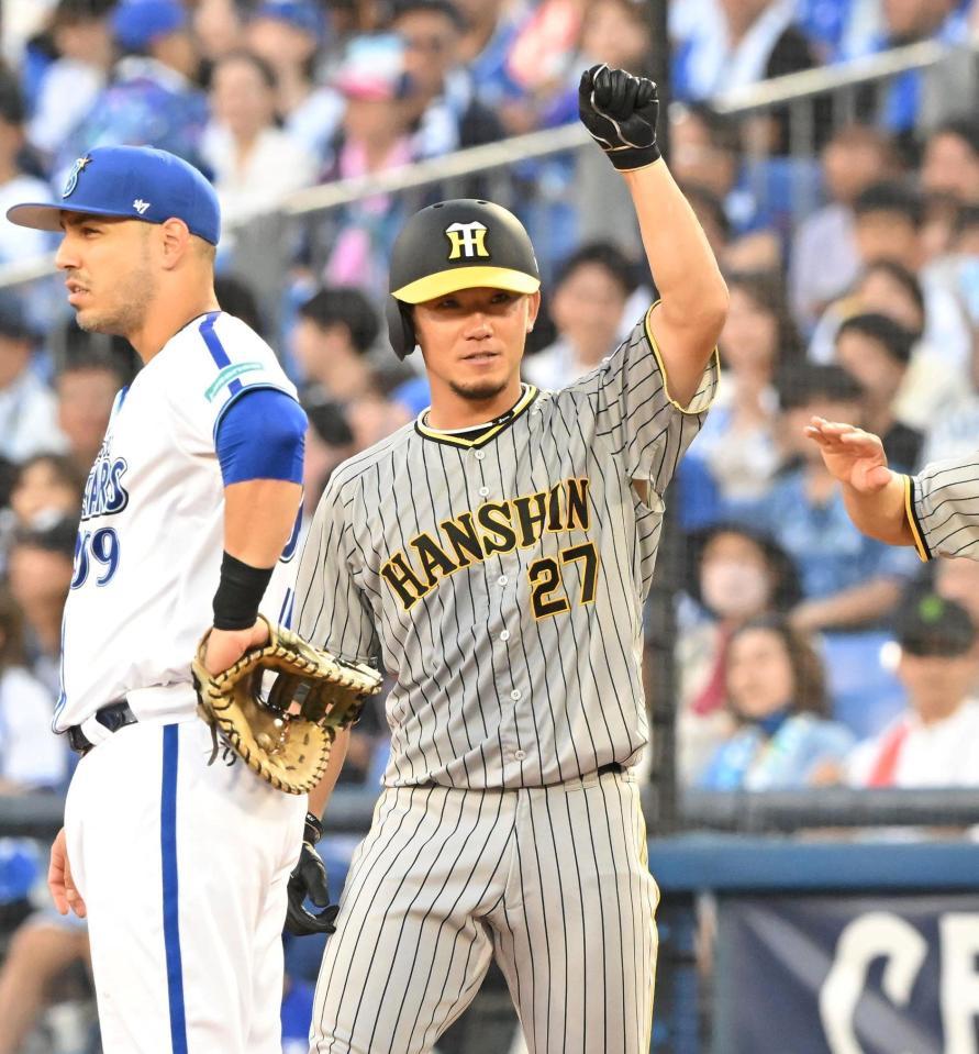 　４回、適時打を放ちガッツポーズを決める伊藤将（撮影・高部洋祐）