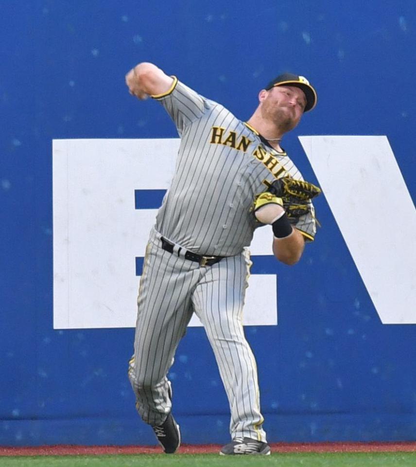 　４回、ソトの打球を二塁へ返球するノイジー（撮影・西岡正）