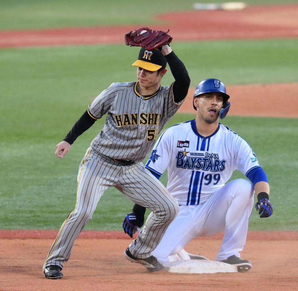 　４回、左前打を放ち二塁を狙うソトをタッチアウトにする二塁手・中野（撮影・堀内翔）