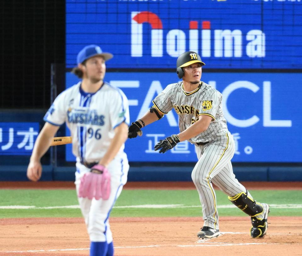 　７回、伊藤将が左前打を放つ（撮影・堀内翔）