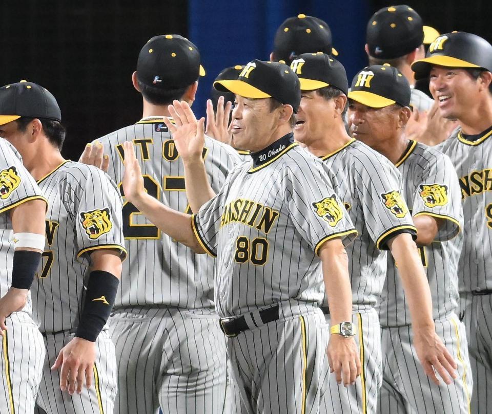 　試合後、伊藤将らナインを迎える岡田監督（撮影・堀内翔）